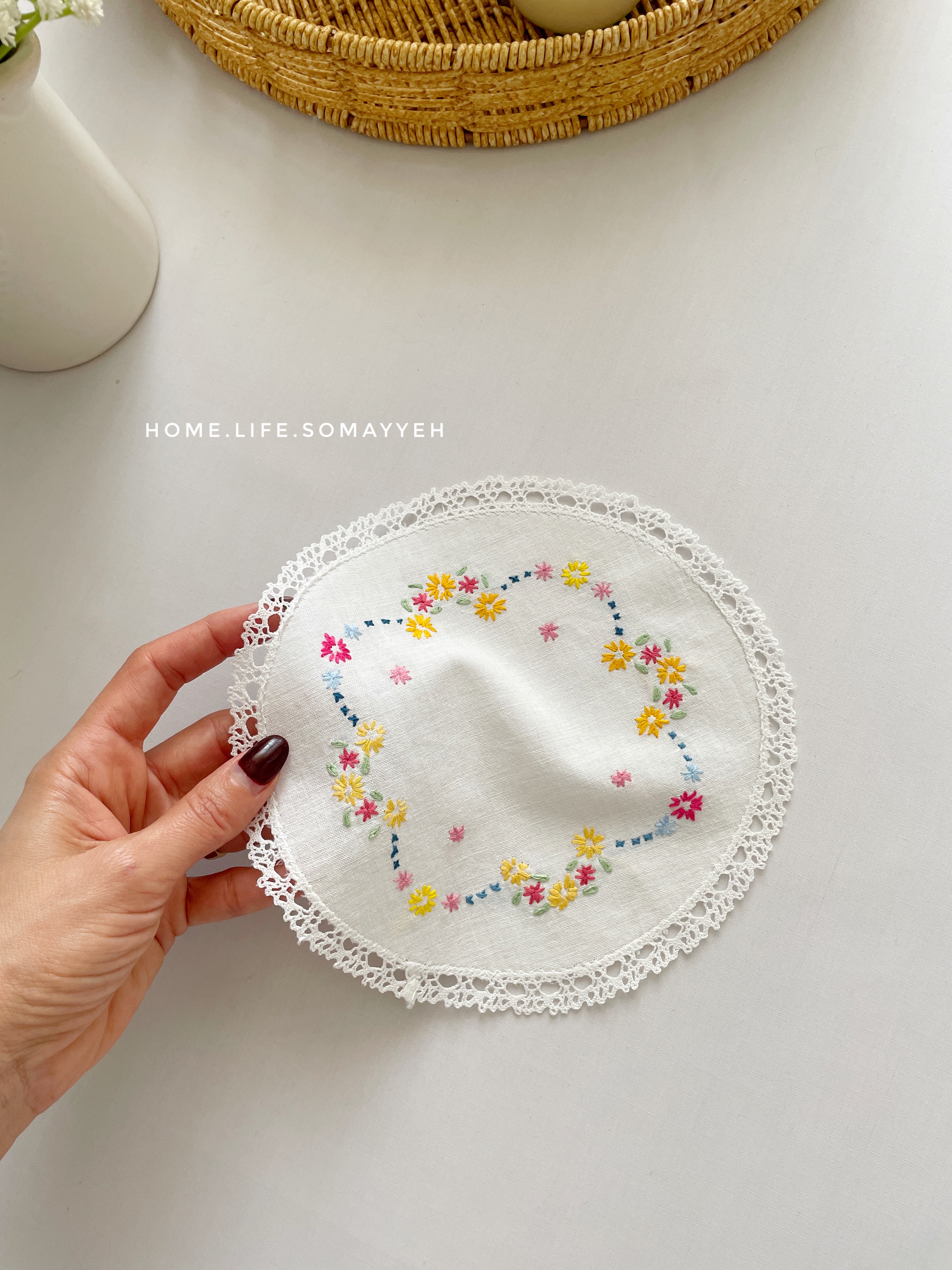 رومیزی کوچک گلدوزی یا زیرقوری