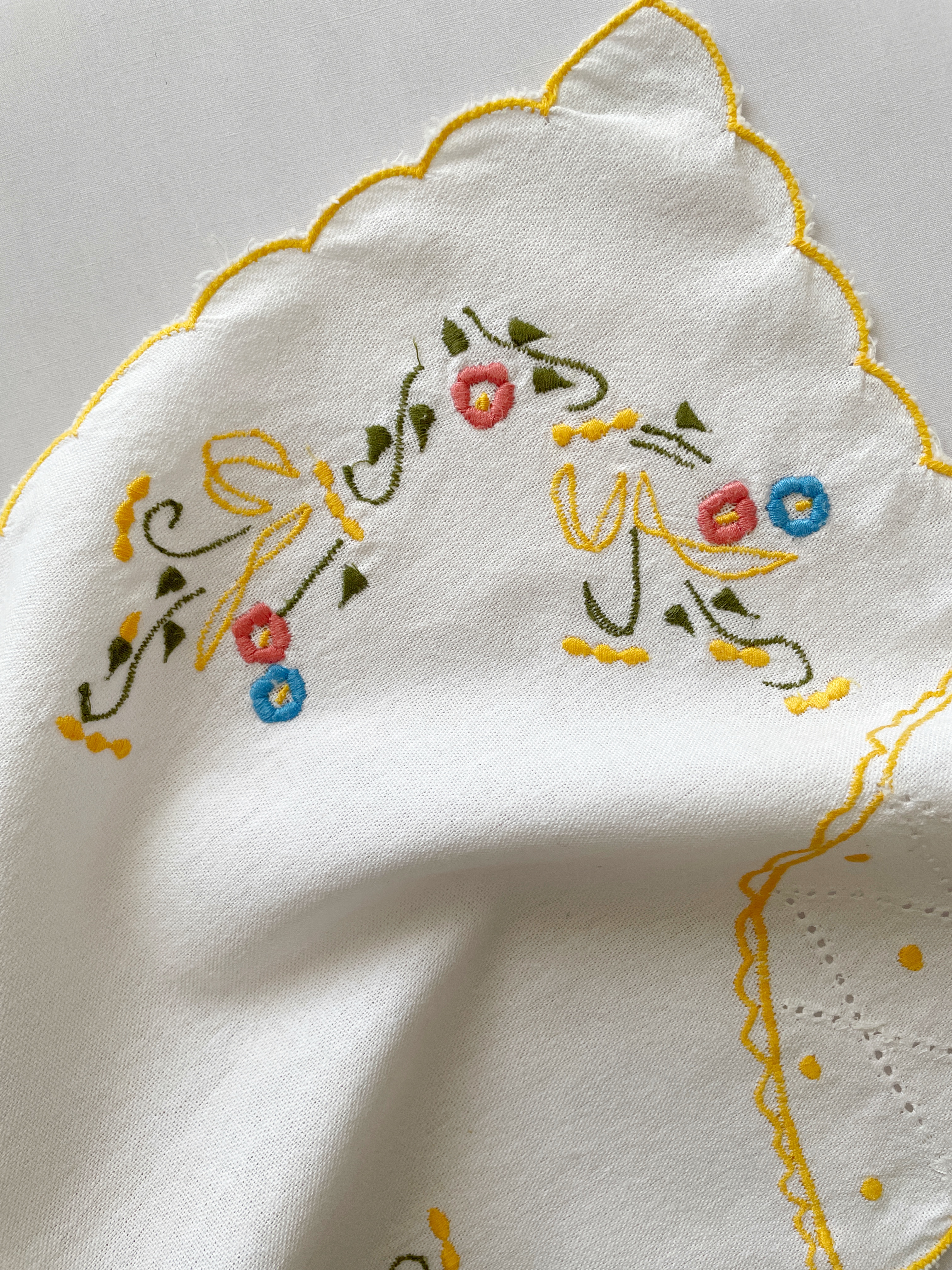 رومیزی گلدوزی