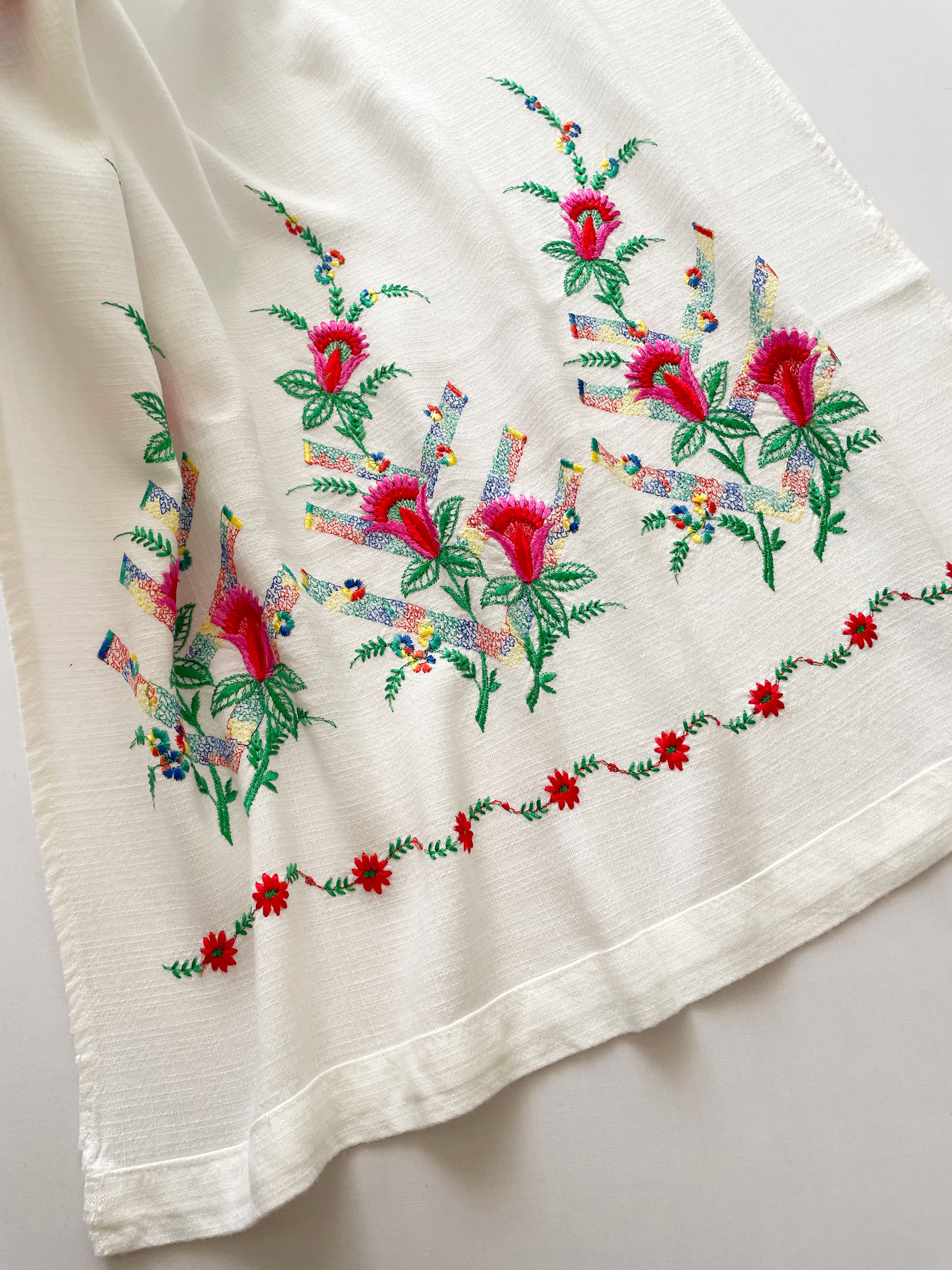 نیم پرده گلدوزی