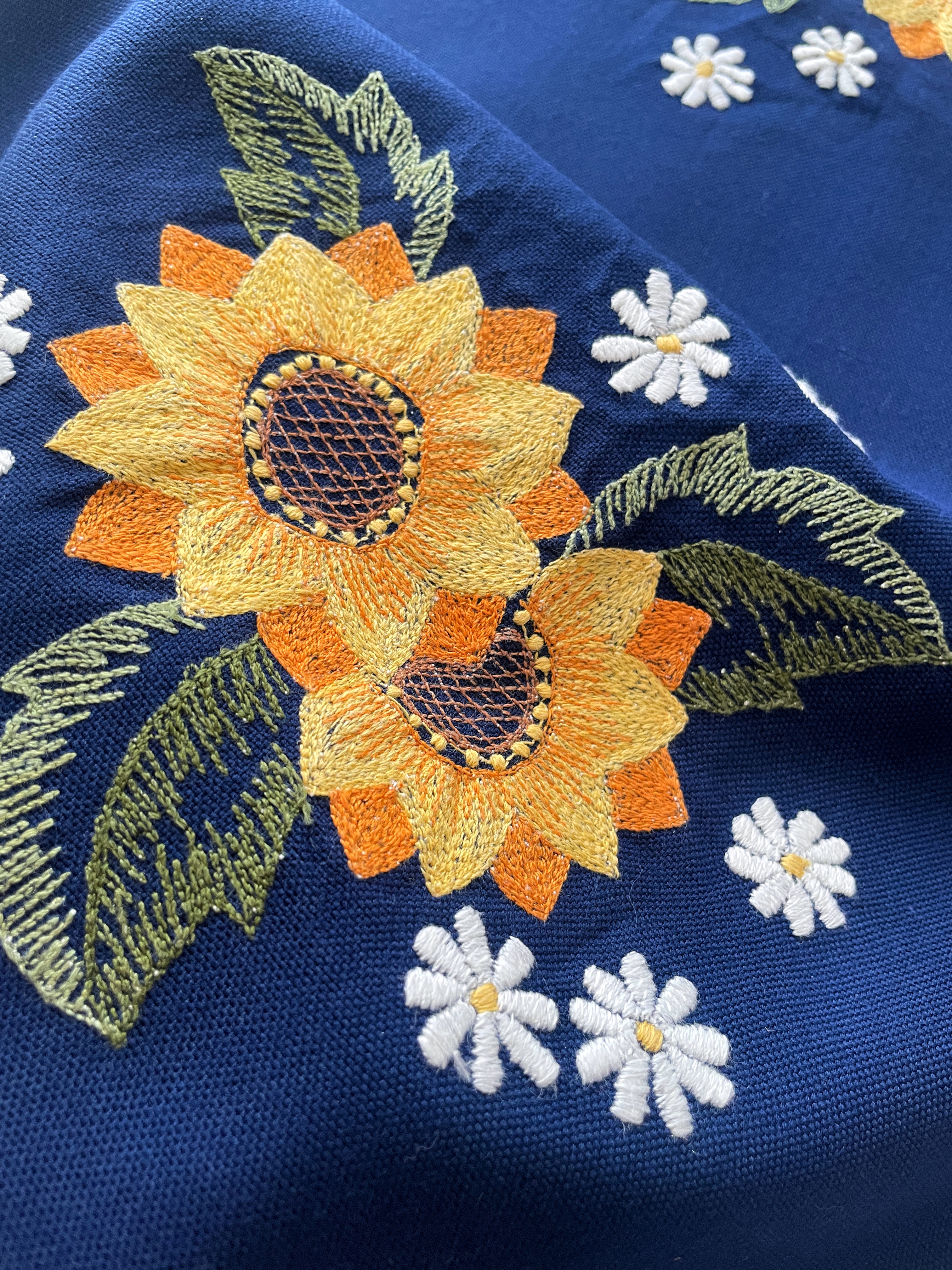 رومیزی گلدوزی