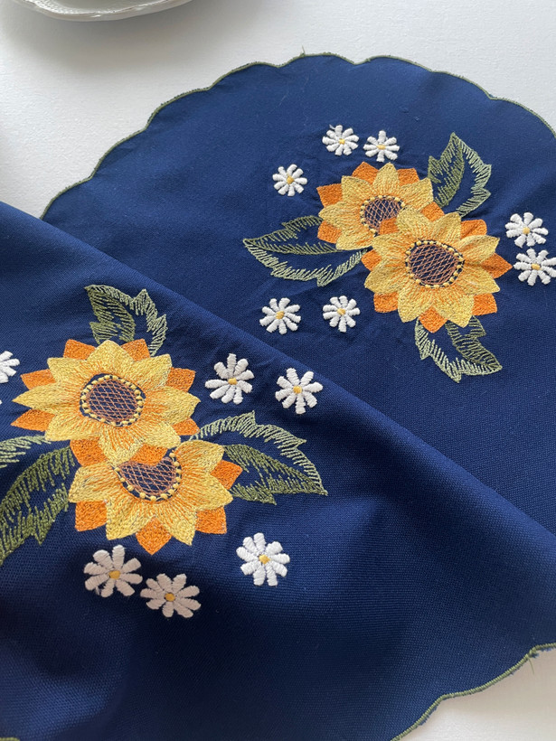 رومیزی گلدوزی