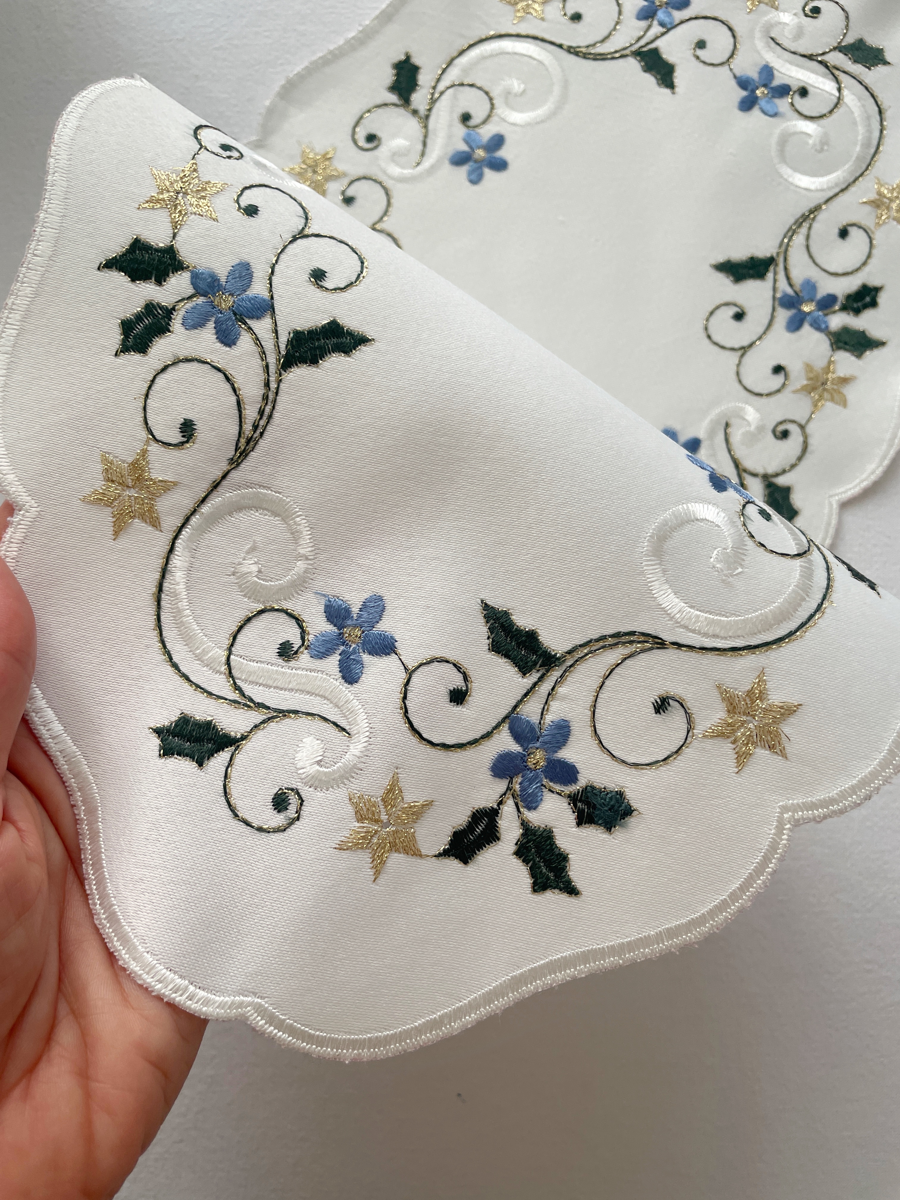 رومیزی گلدوزی