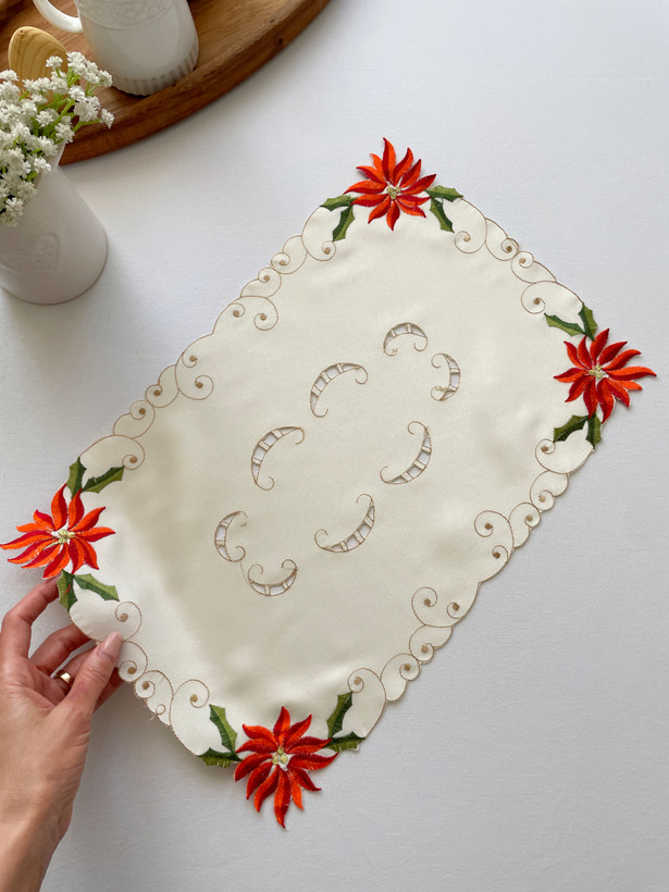 رومیزی گلدوزی