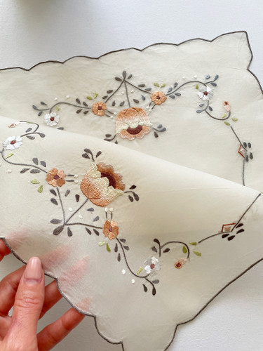 رومیزی گلدوزی