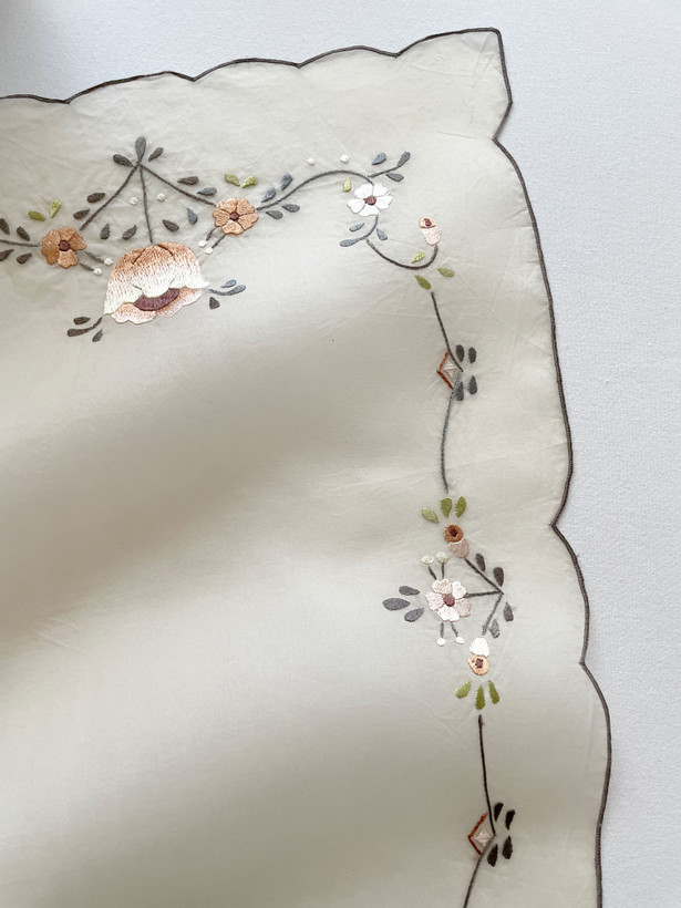 رومیزی گلدوزی