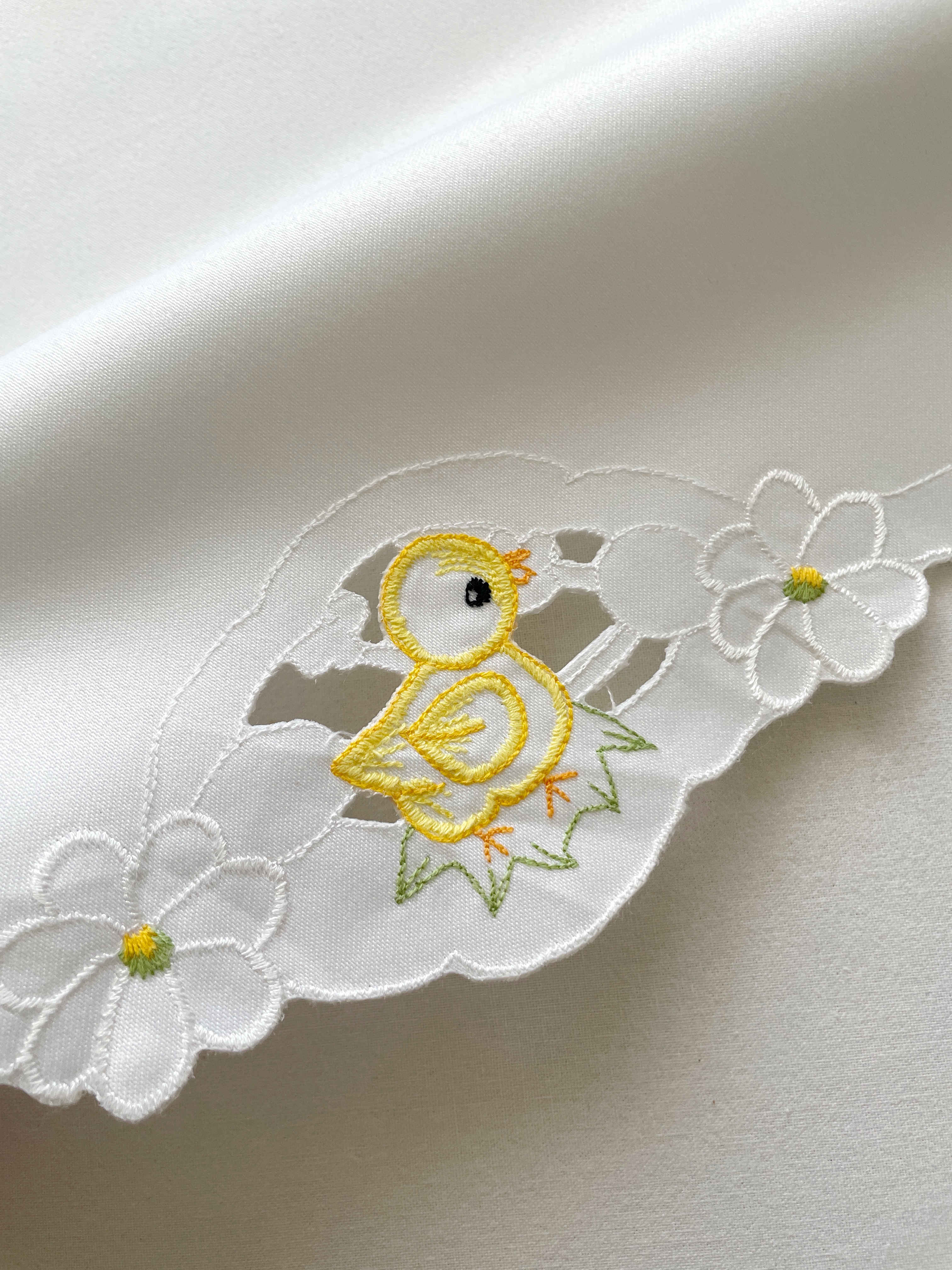 رومیزی گلدوزی
