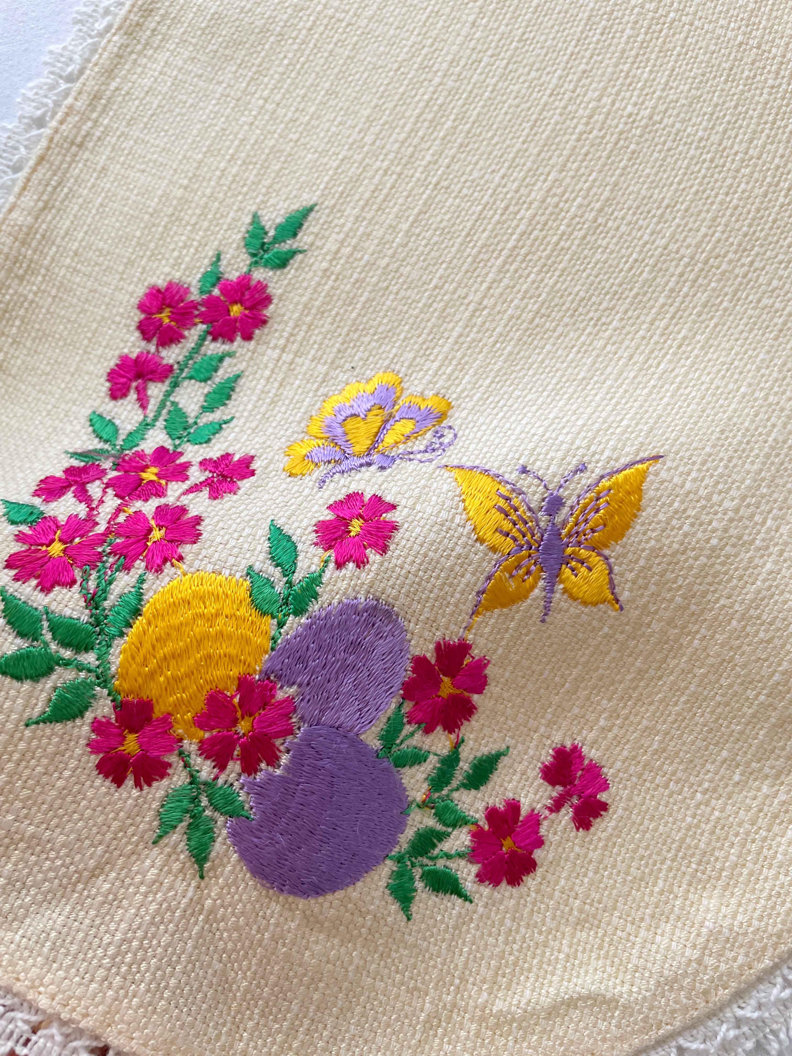 رومیزی گلدوزی