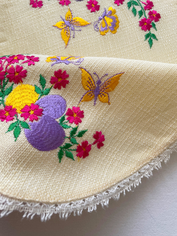 رومیزی گلدوزی