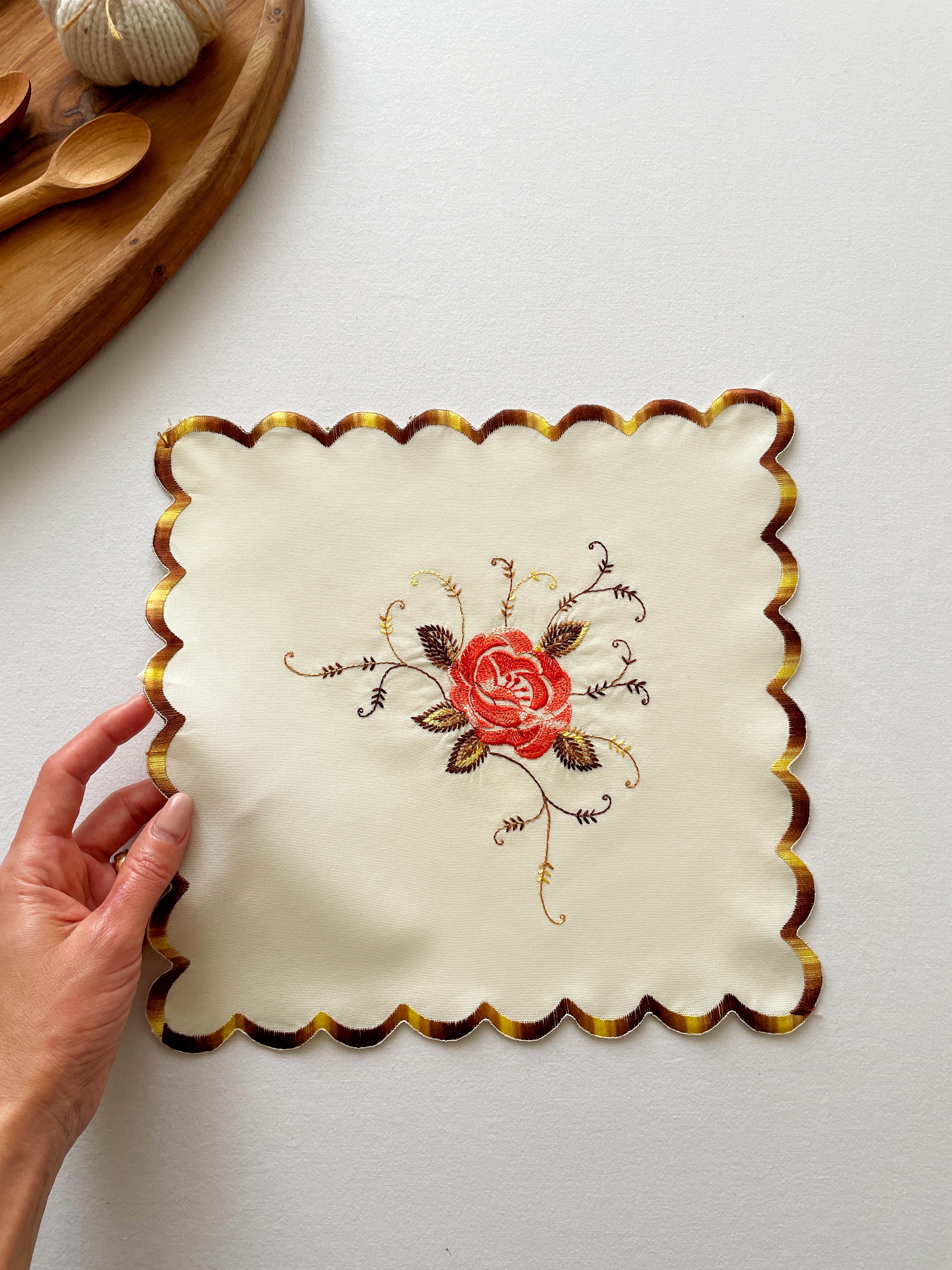 رومیزی کوچک گلدوزی