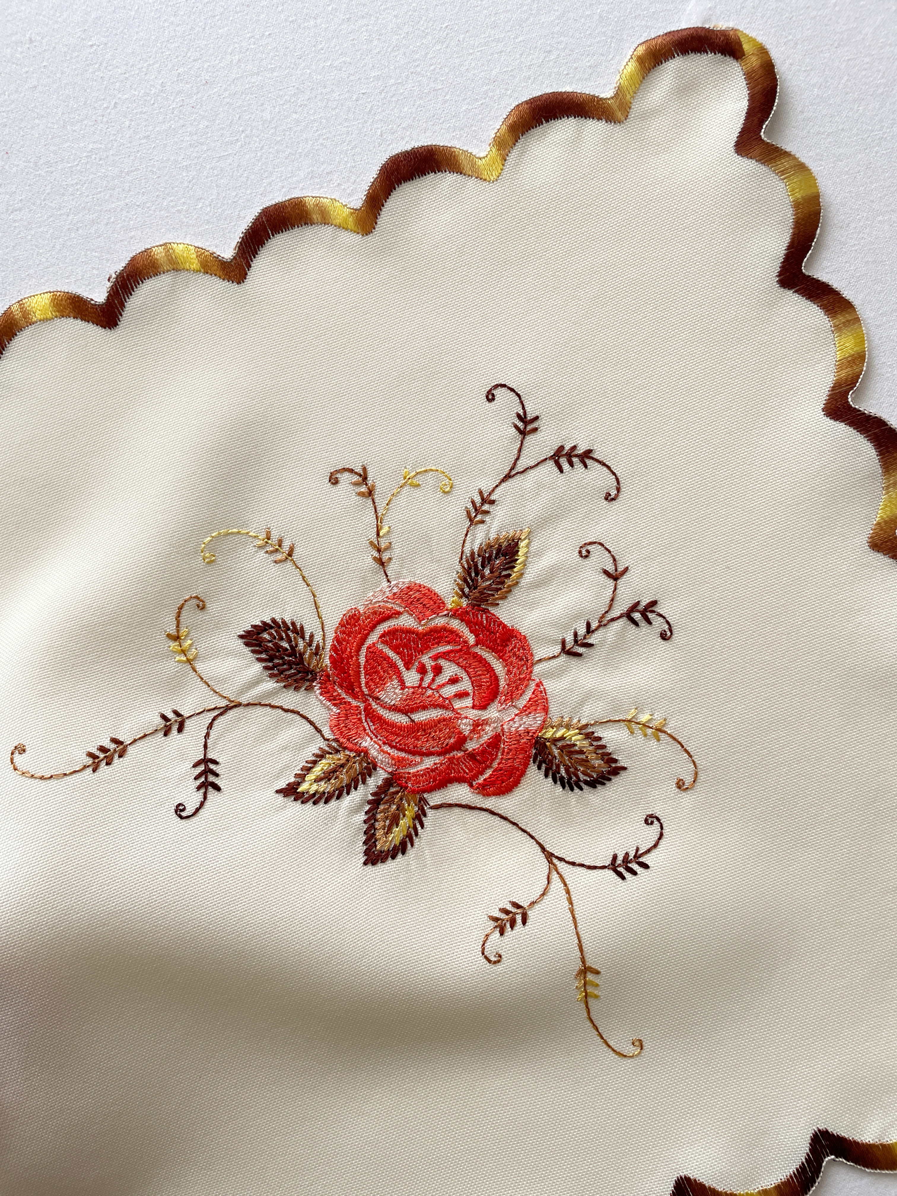 رومیزی کوچک گلدوزی