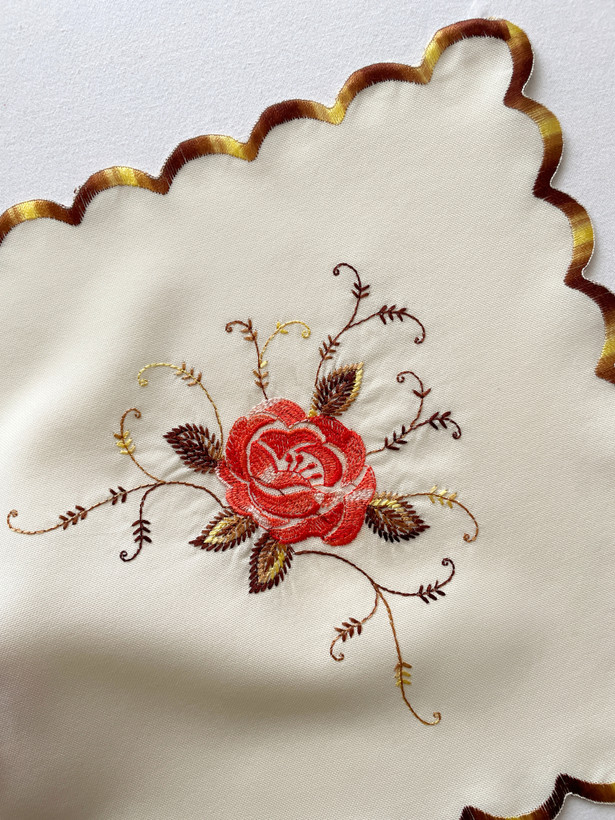 رومیزی کوچک گلدوزی