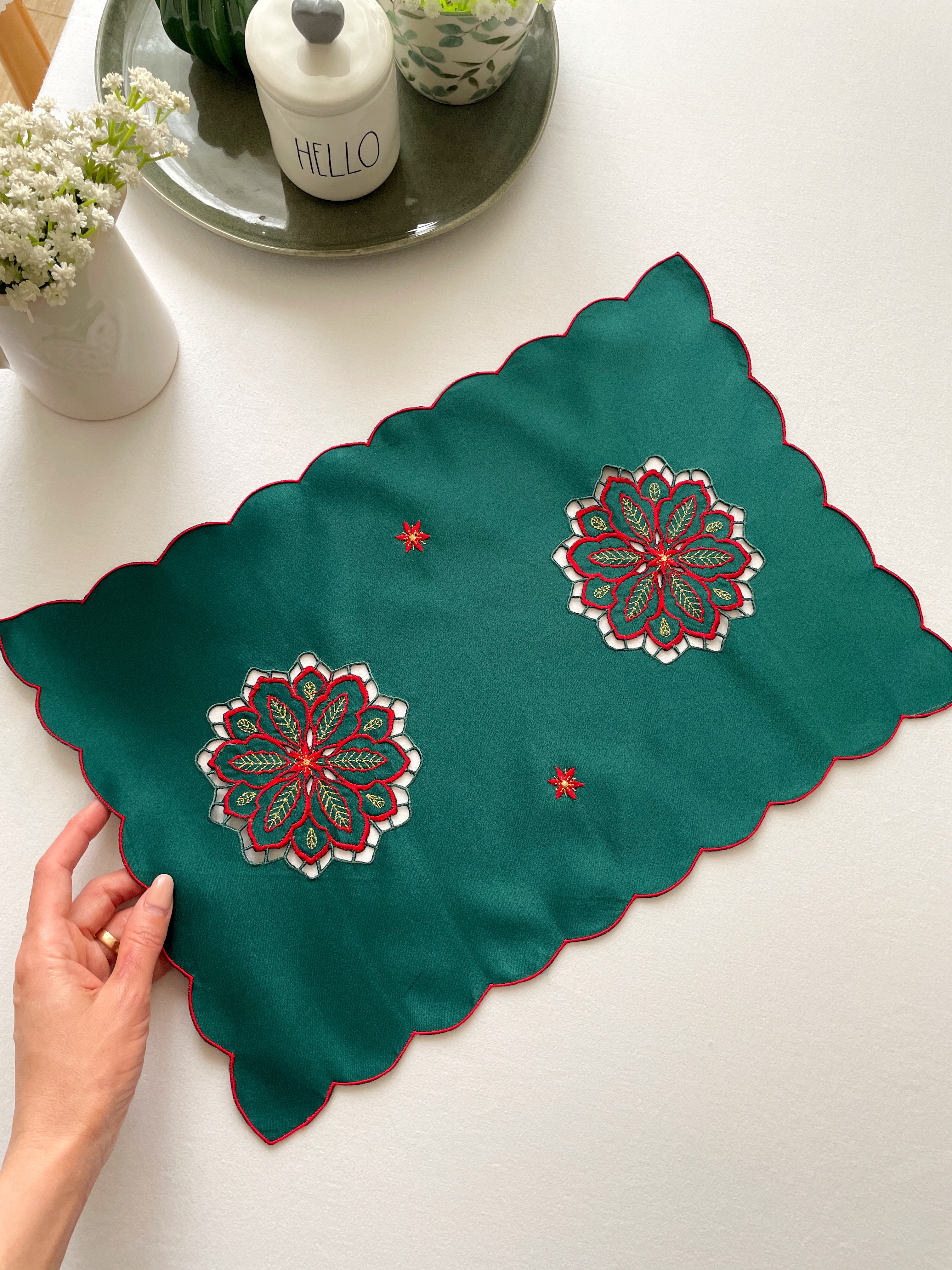 رومیزی گلدوزی و خامه دوزی