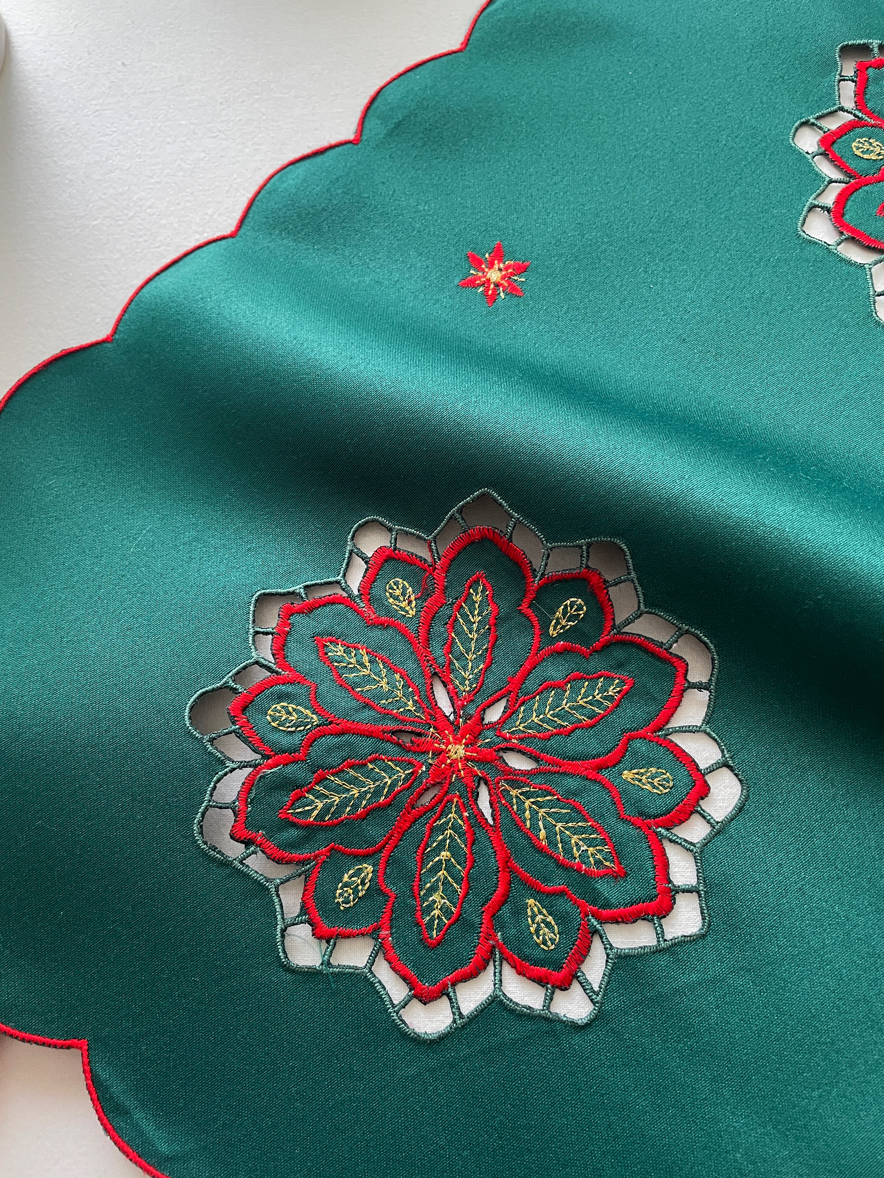 رومیزی گلدوزی و خامه دوزی