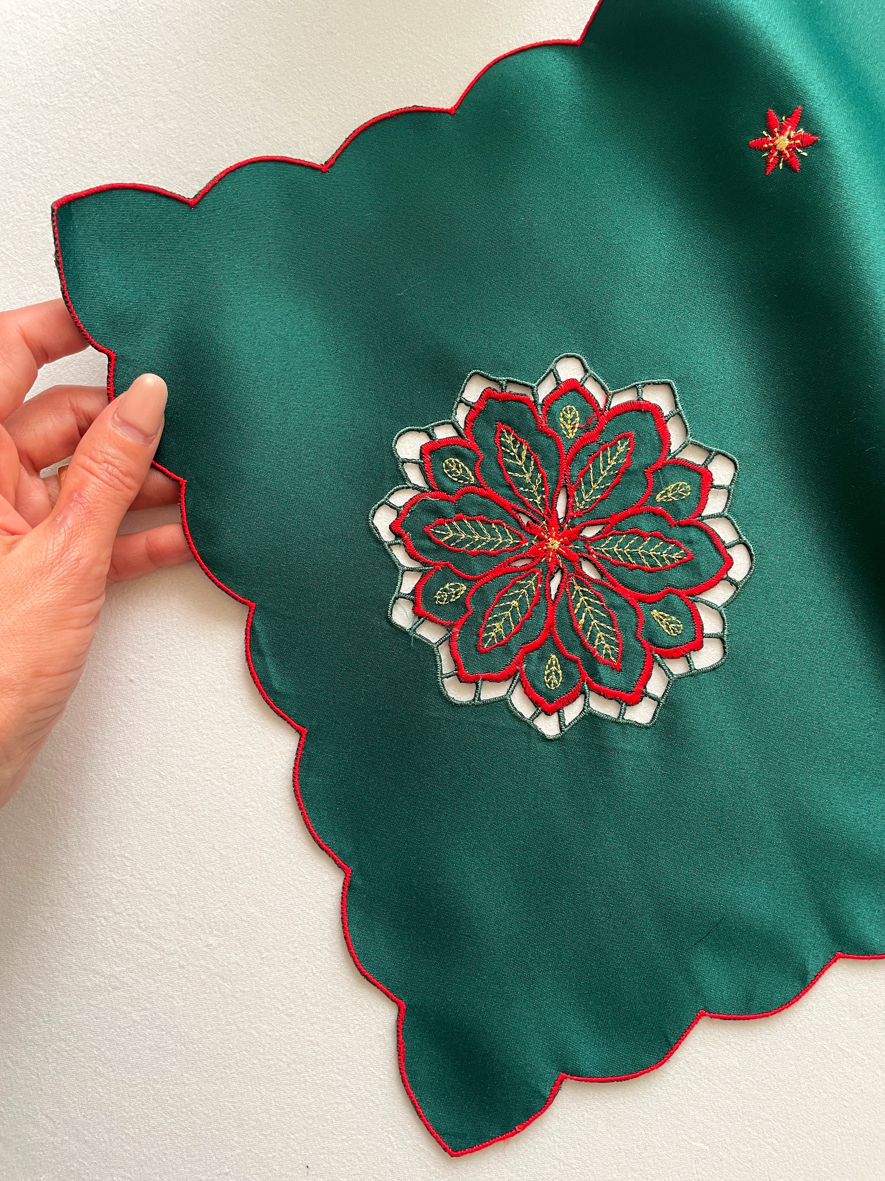 رومیزی گلدوزی و خامه دوزی