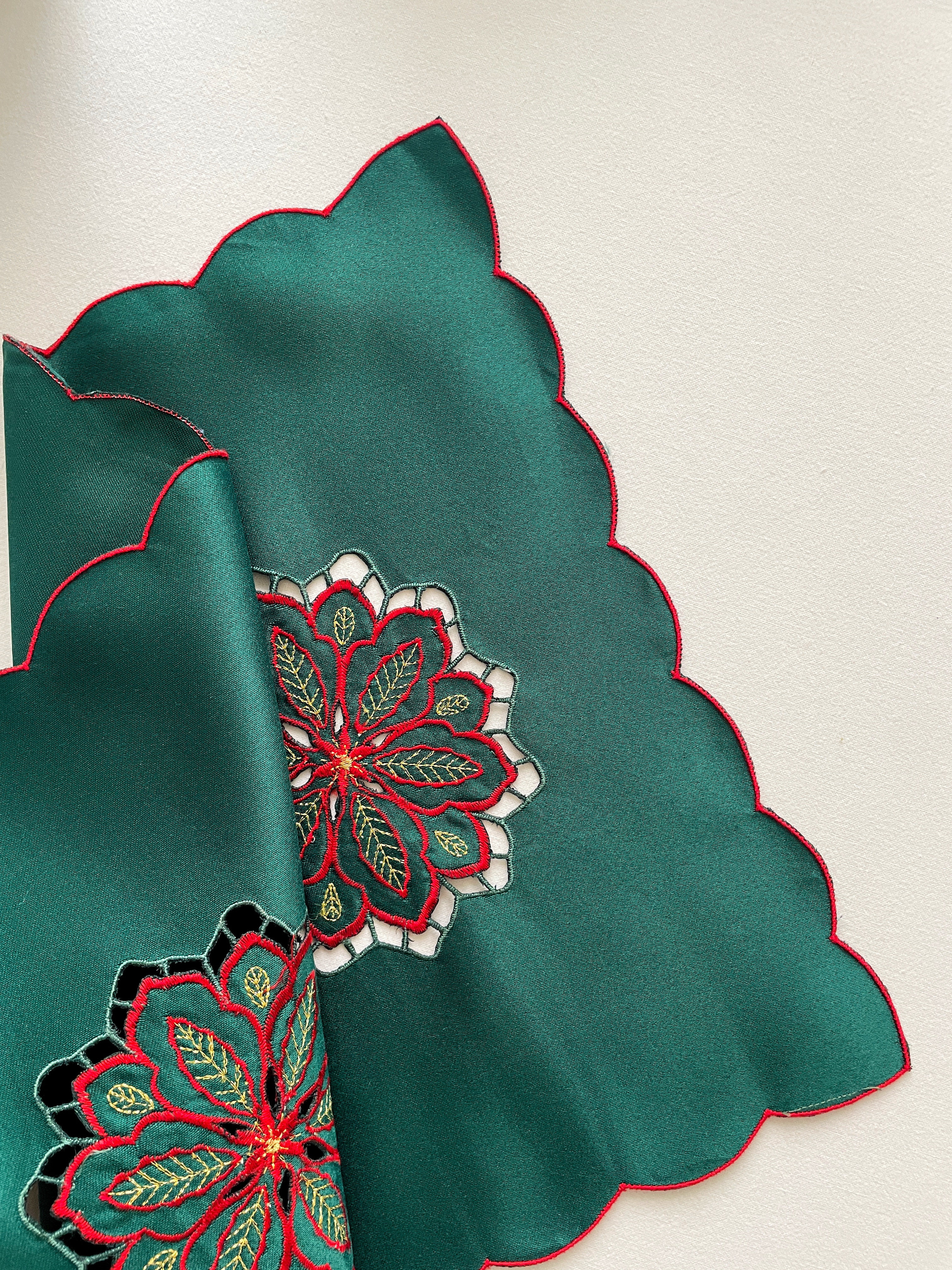 رومیزی گلدوزی و خامه دوزی