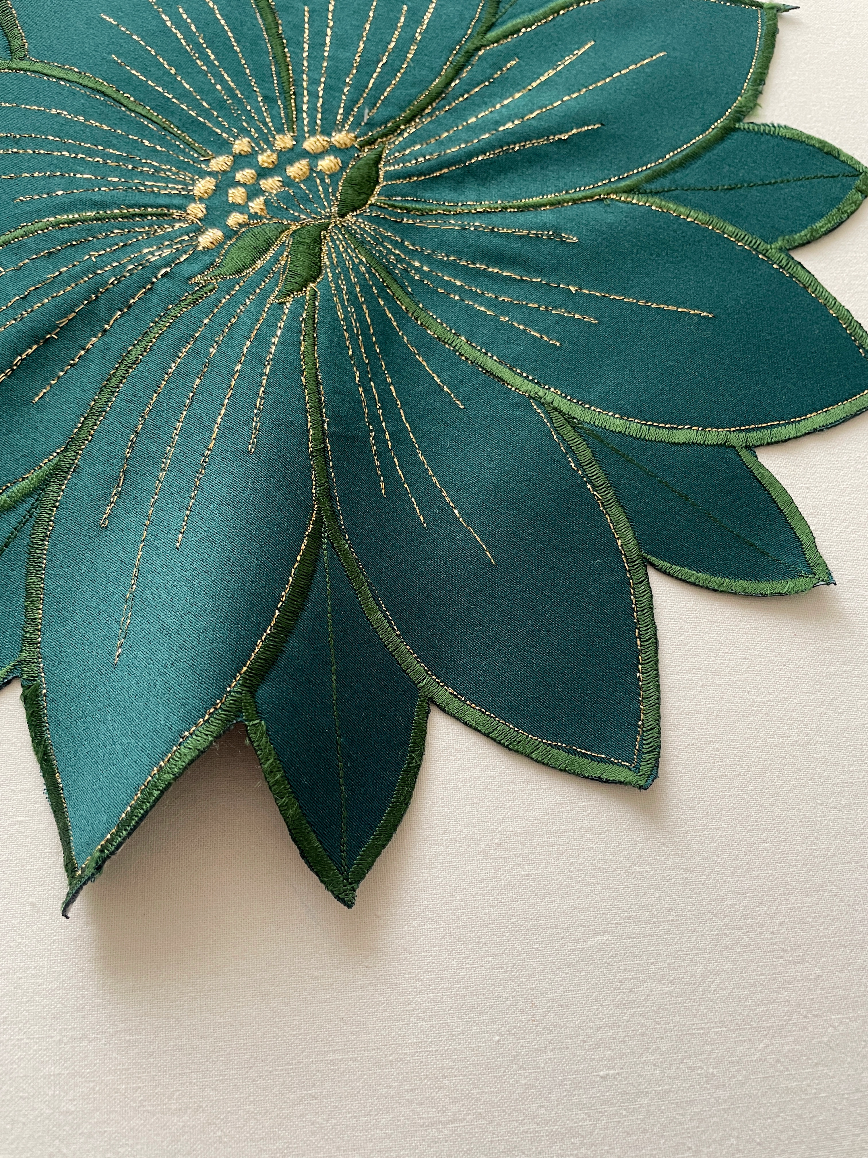 رومیزی گلدوزی
