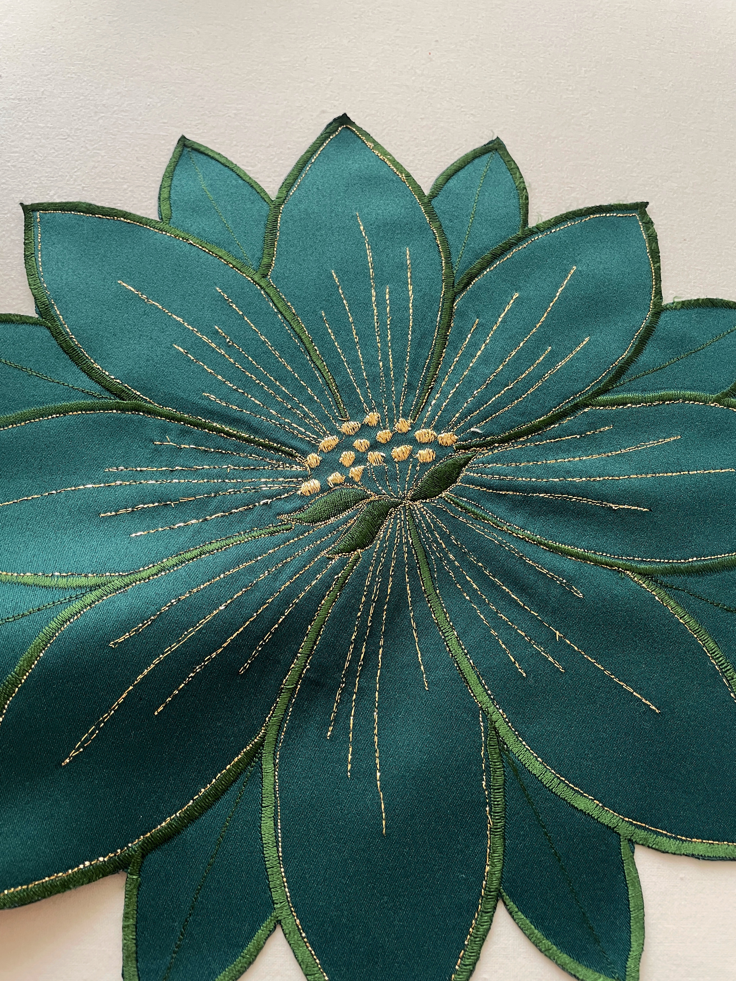 رومیزی گلدوزی