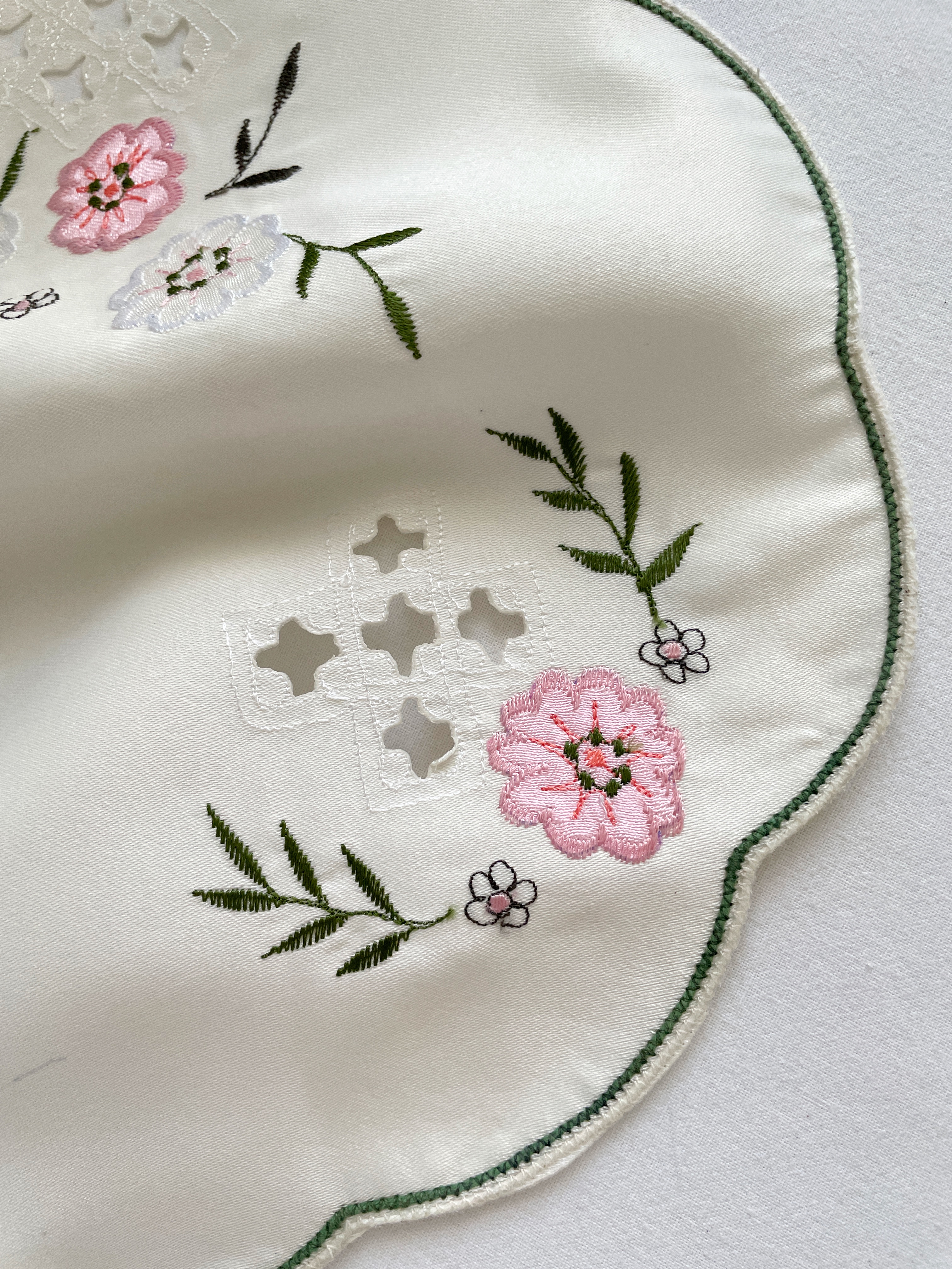 رومیزی گلدوزی