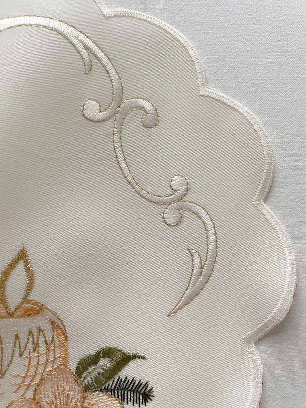 رومیزی گلدوزی
