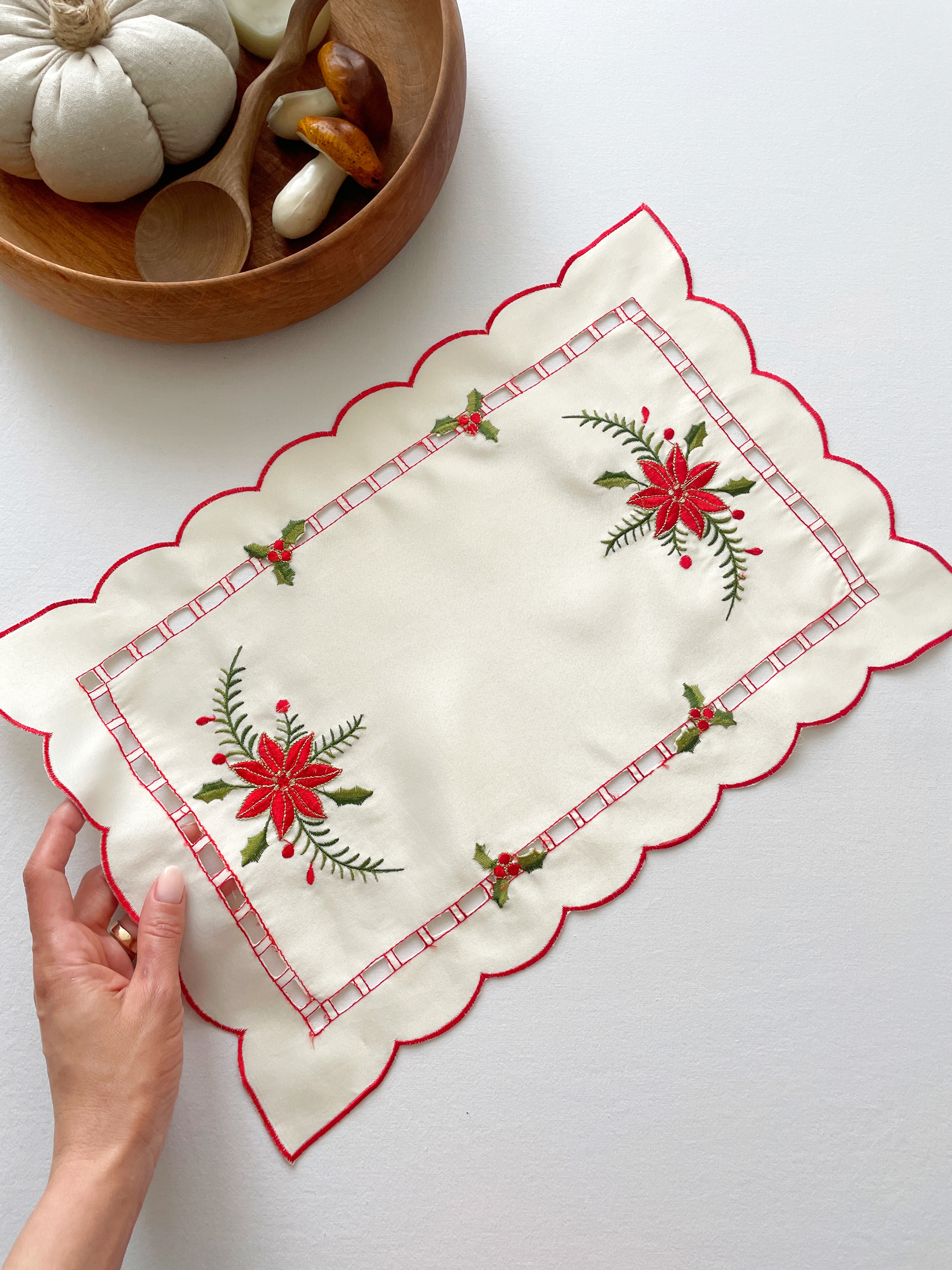 رومیزی یا زیربشقابی گلدوزی