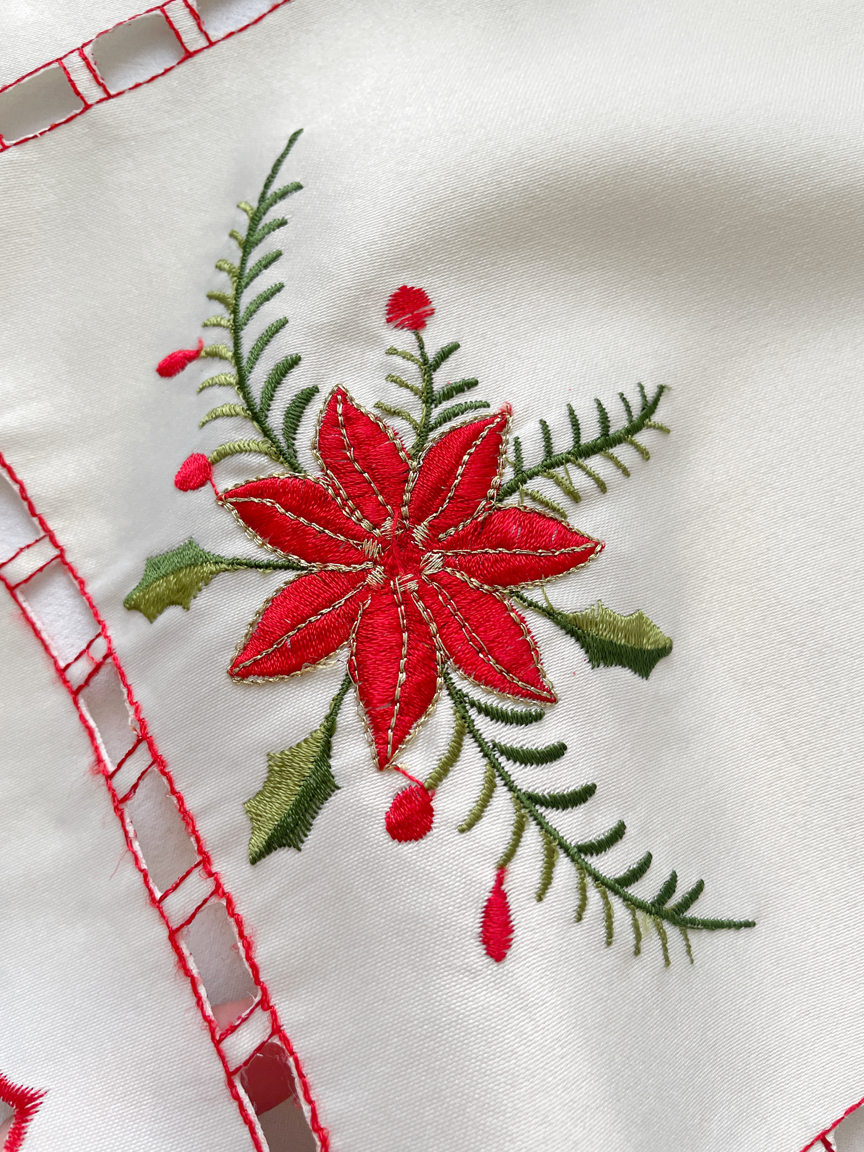 رومیزی یا زیربشقابی گلدوزی