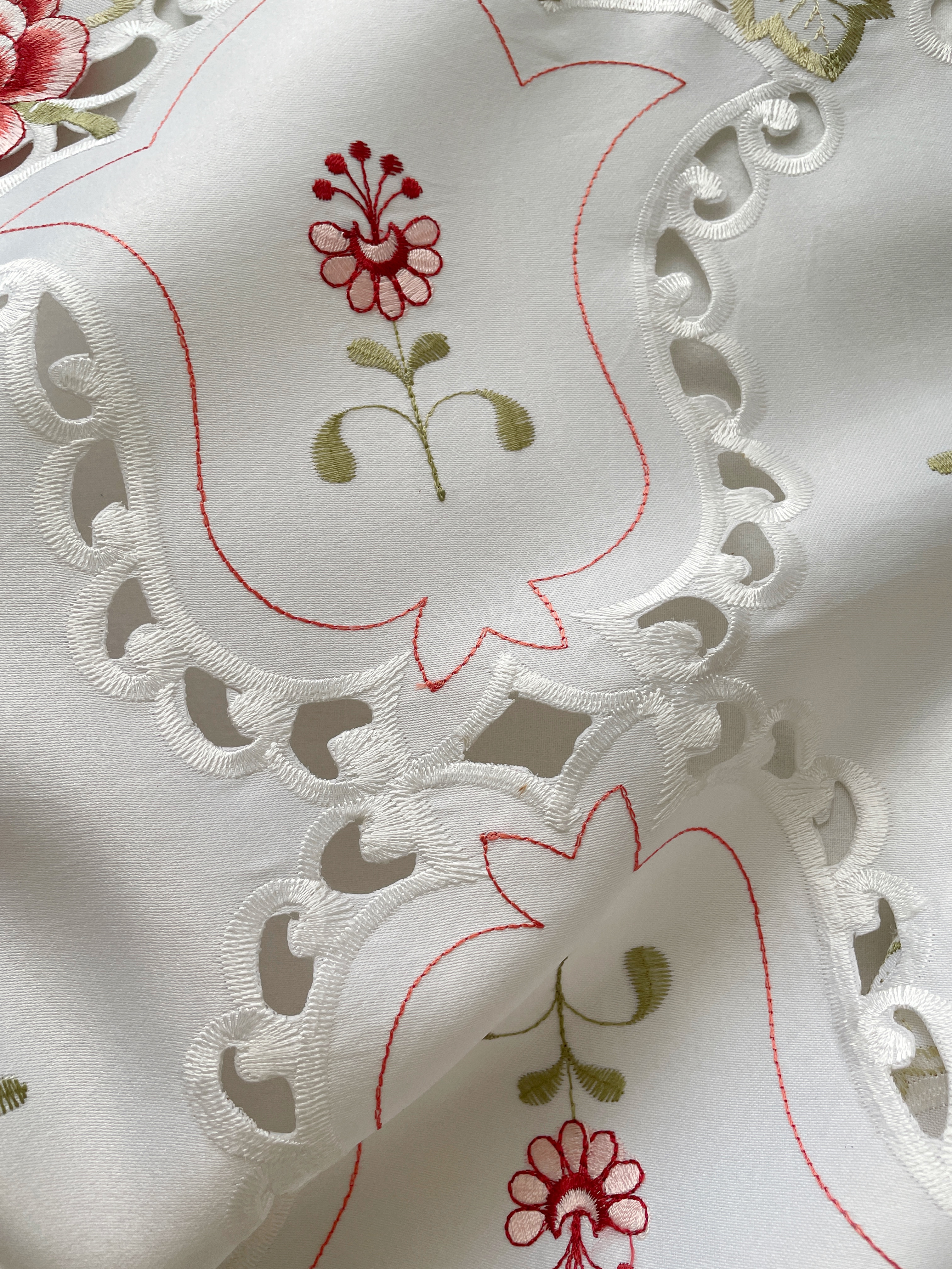 رومیزی گلدوزی