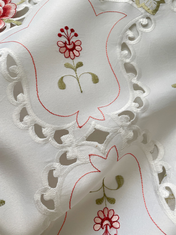 رومیزی گلدوزی