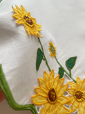 رومیزی گلدوزی با آفتابگردون برجسته