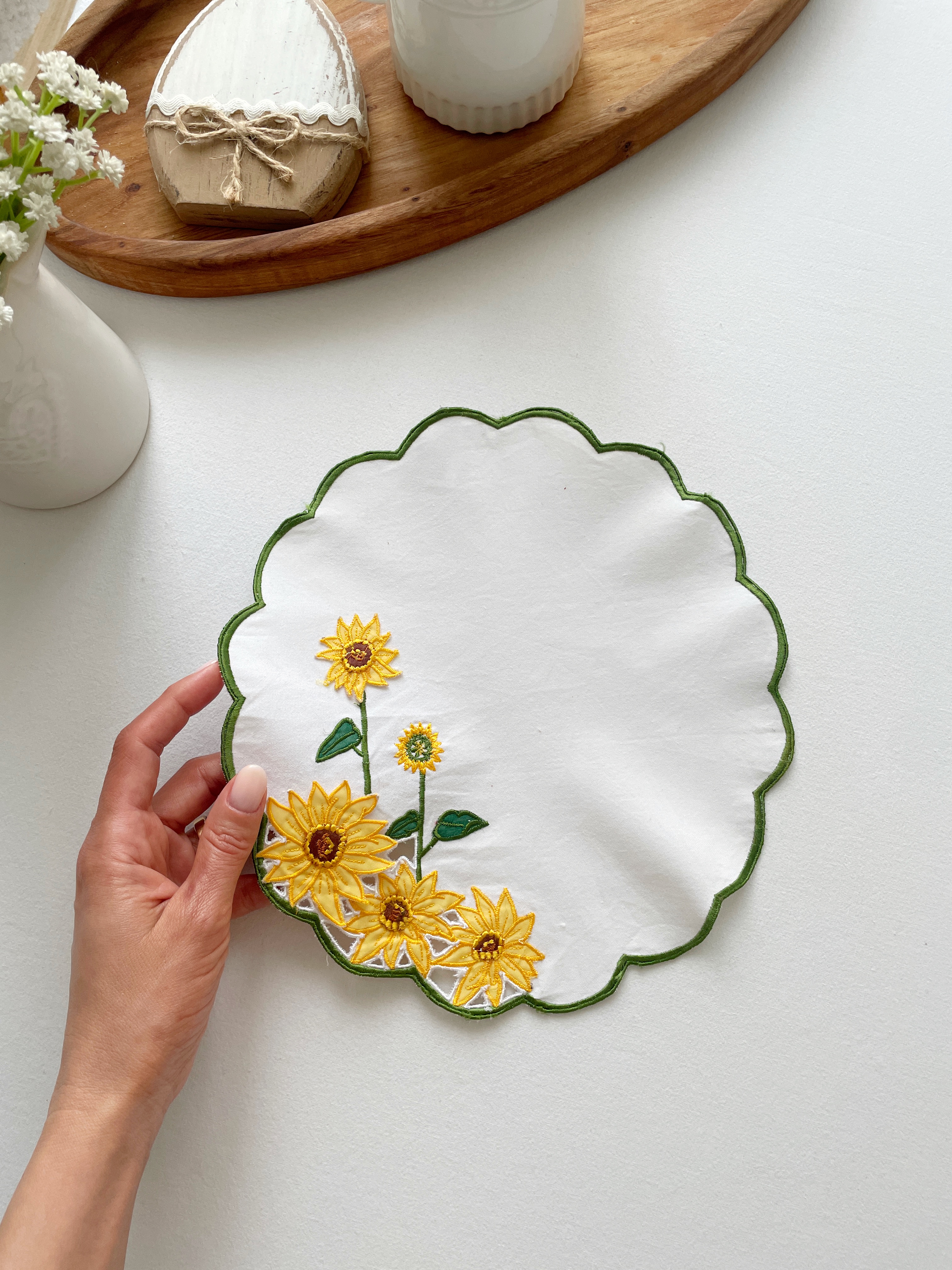 رومیزی گلدوزی با آفتابگردون برجسته