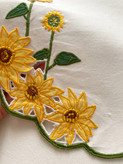 رومیزی گلدوزی با آفتابگردون برجسته
