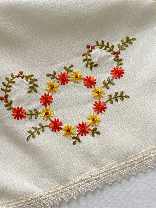 رومیزی گلدوزی
