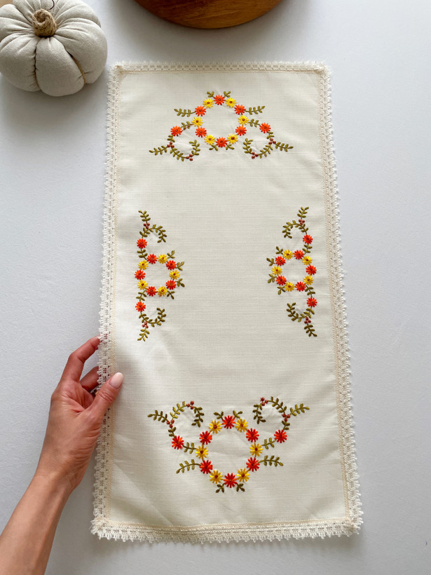 رومیزی گلدوزی