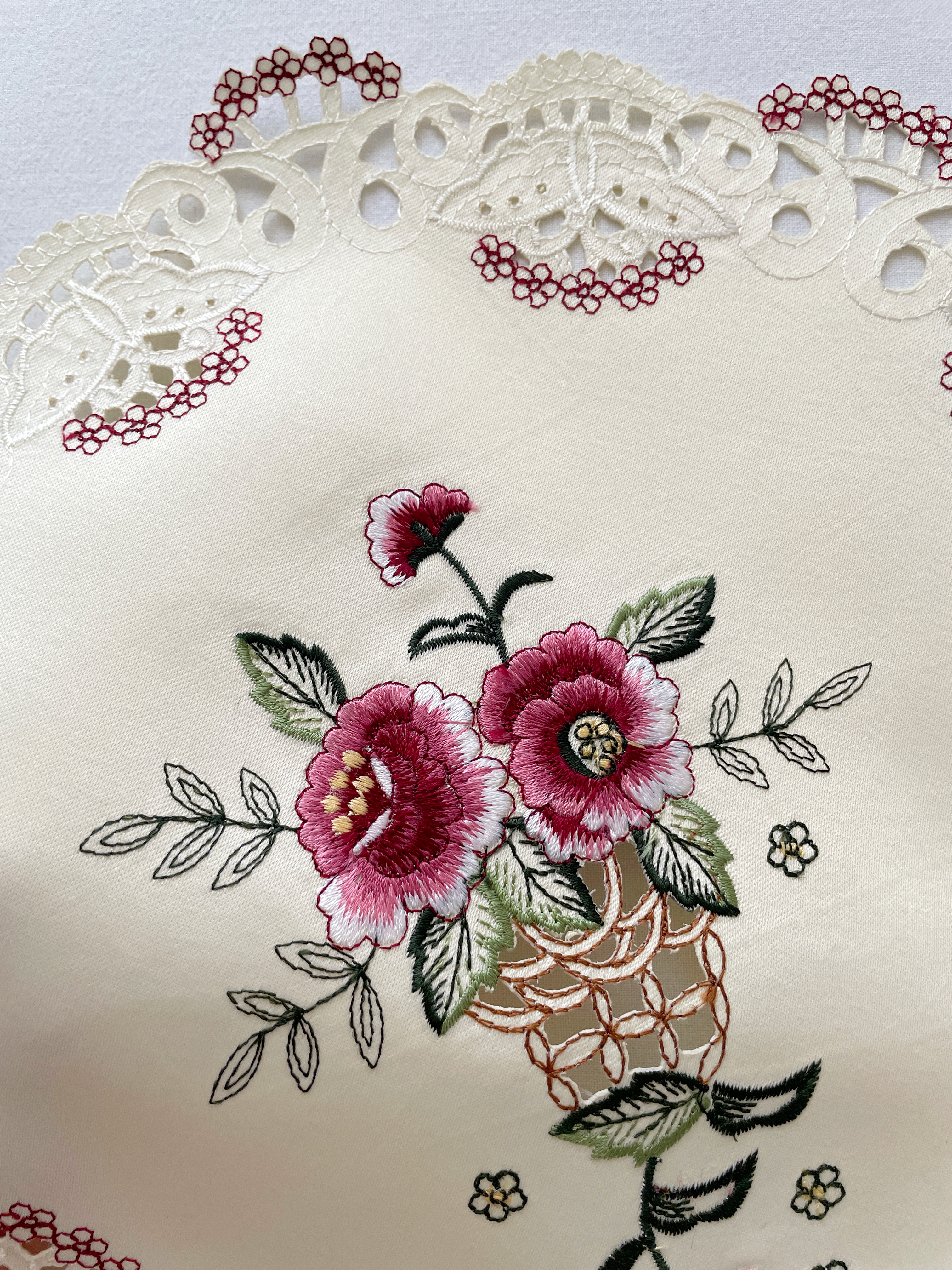 رومیزی گلدوزی