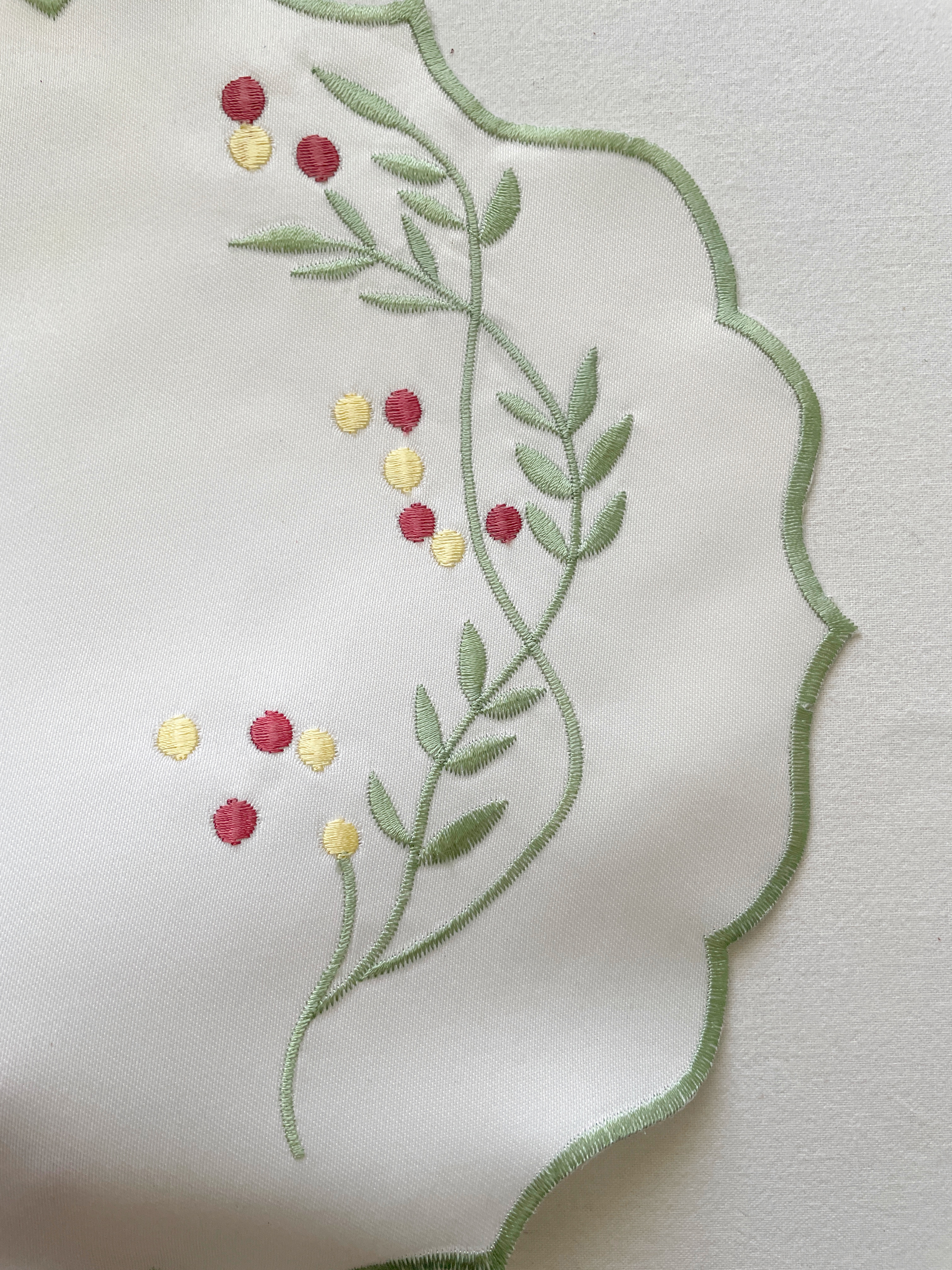رومیزی گلدوزی