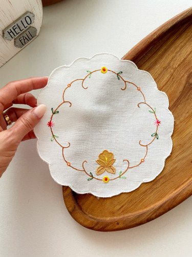 رومیزی کوچک گلدوزی یا زیرقوری