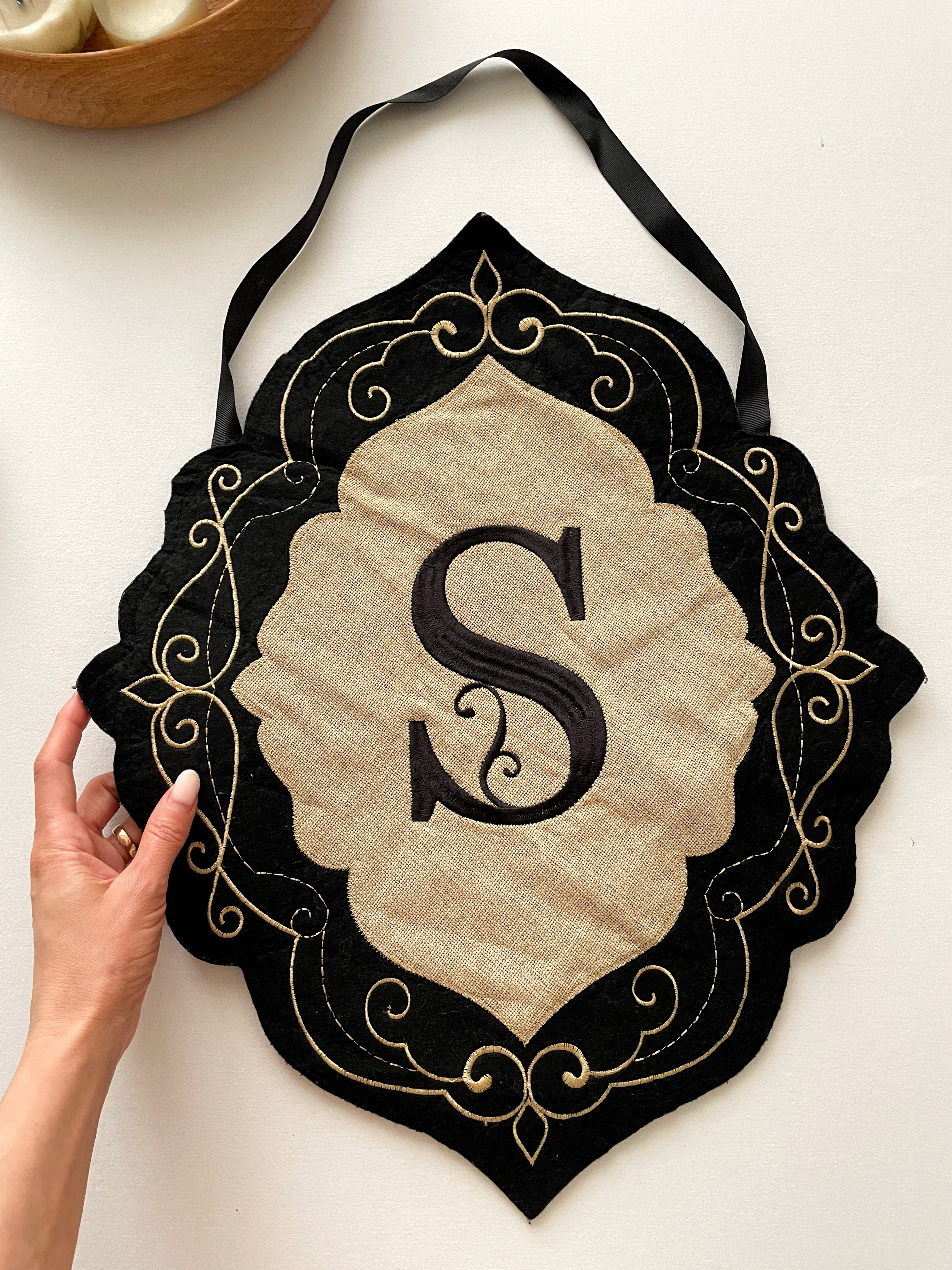 دیوارآویز گلدوزی S
