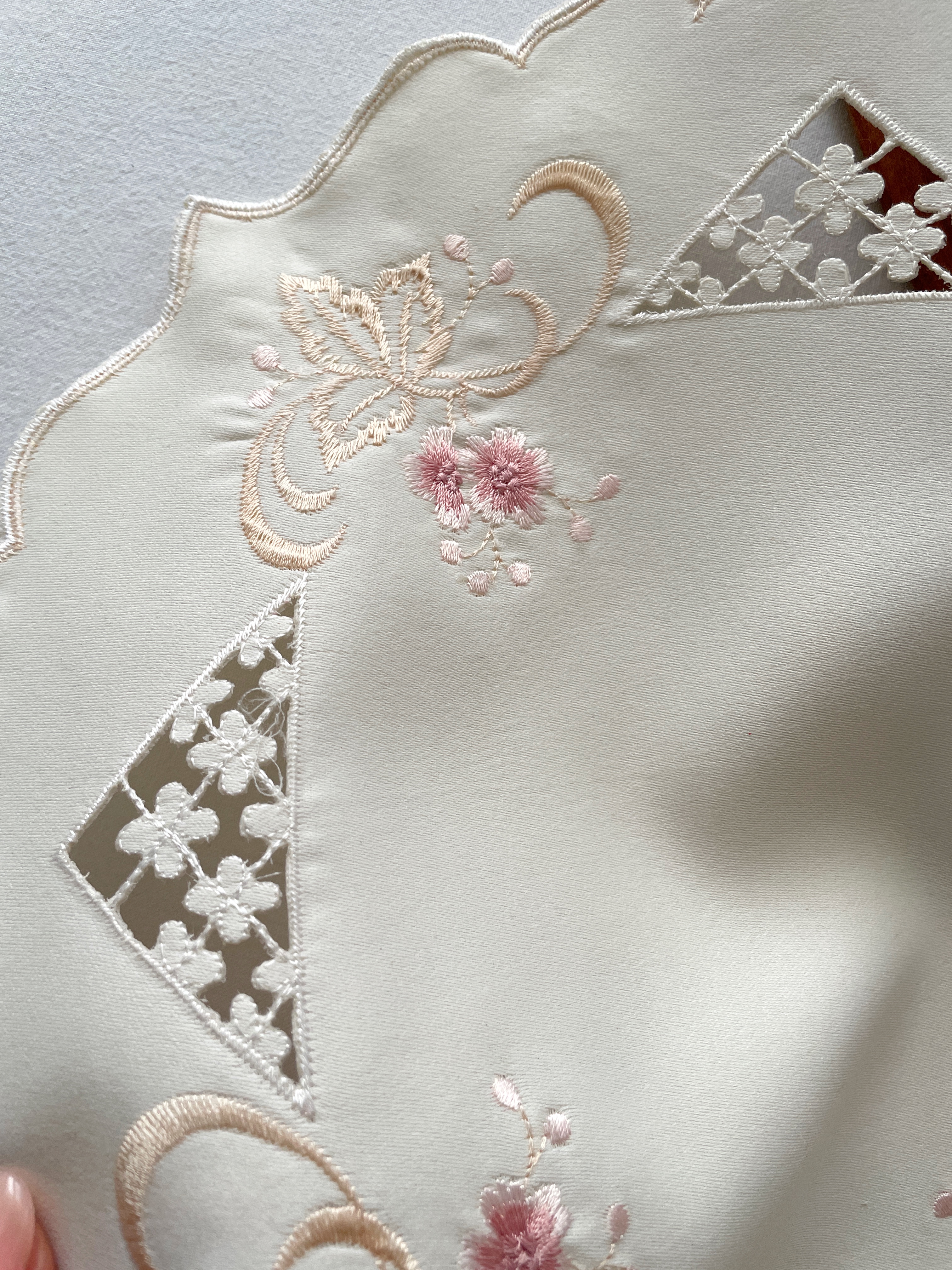 رومیزی گلدوزی